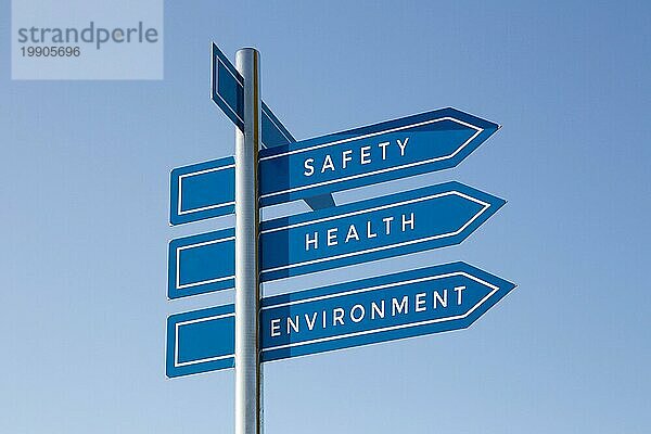 Sicherheit  Gesundheit  Umwelt auf Wegweiser auf blauem Himmel. Gesunde Lebensweise Konzept