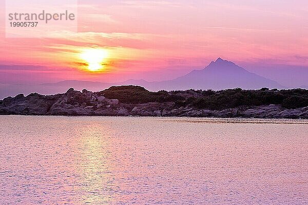 Silhouette des heiligen Berges Athos  Griechenland bei farbenfrohem Sonnenaufgang oder Sonnenuntergang und Meerespanorama