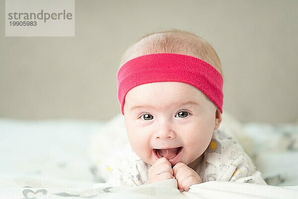 Porträt eines schönen Babys auf hellem Hintergrund lachend. Neu geboren Konzept