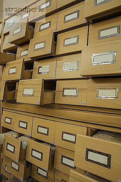 Holzkartenkatalog der Bibliothek mit geöffneten Kisten
