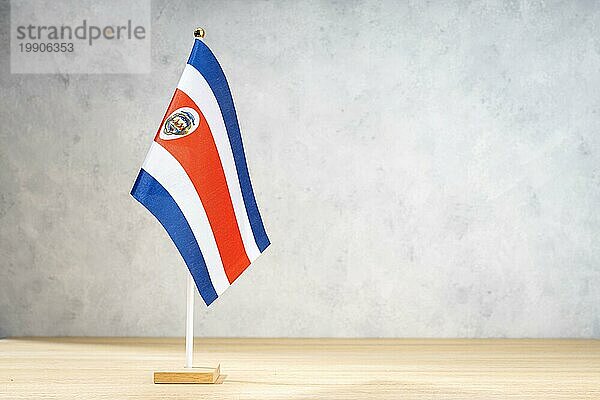 Costa Rica Tischflagge auf weißer Strukturwand. Kopierraum für Text  Entwürfe oder Zeichnungen