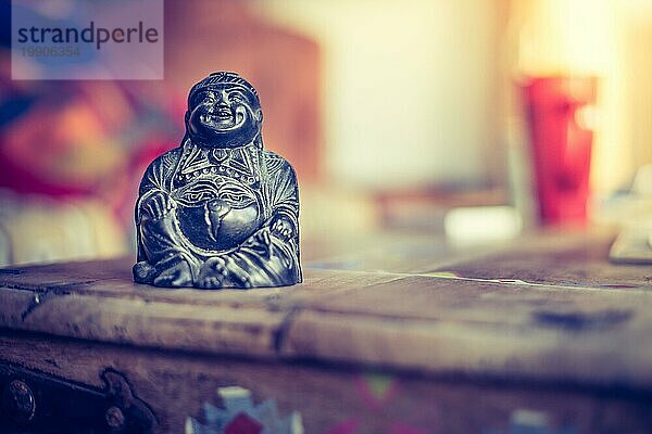 Feng Shui: Buddhastatue auf einem Tisch im eigenen Wohnzimmer