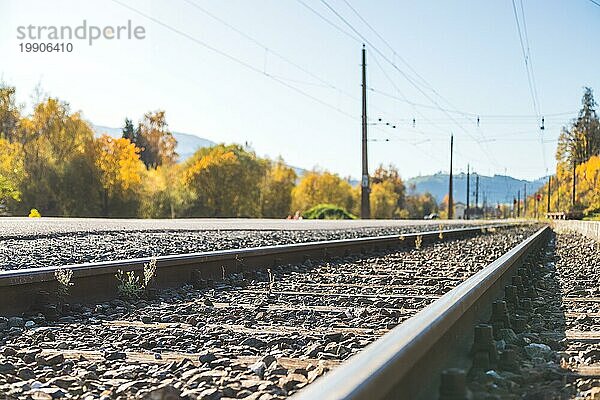 Landschaft einer alten verlassenen Eisenbahn im Herbst. Warmes Licht  nachhaltiges Reisen