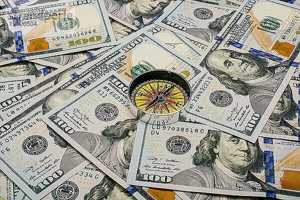 Wirtschaftliches Richtungskonzept mit Kompass auf US Dollarnoten