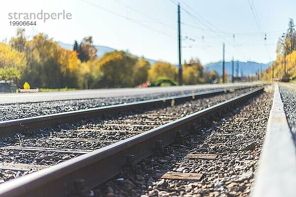 Landschaft einer alten verlassenen Eisenbahn im Herbst. Warmes Licht  nachhaltiges Reisen