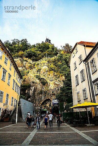 Graz  Österreich  17.08.2019 : Blick auf den Uhrenturm von der Straße bei der Treppe über den Hügel. Touristisches Ziel  Europa
