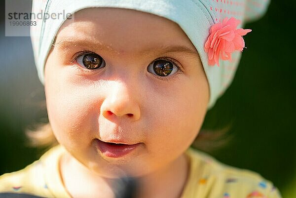 Porträt eines sehr süßen kleinen Kindes mit großen Augen. 1 Jahr altes Baby Mädchen. Baby Entwicklung Konzept