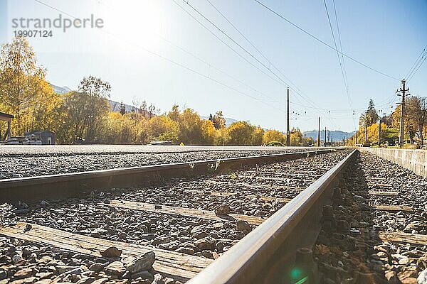 Landschaft einer alten verlassenen Eisenbahn im Herbst. Warmes Licht  nachhaltiges Reisen