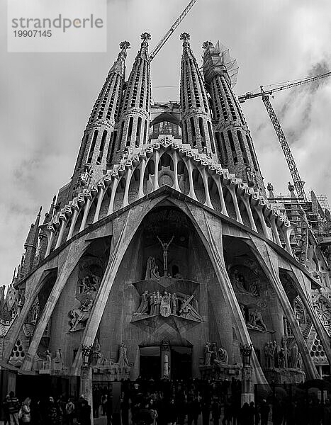 Ein Schwarzweißbild der Fassade der Sagrada Família