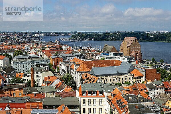 Blick aus der Vogelperspektive auf die Hansestadt Rostock  Deutschland  Europa