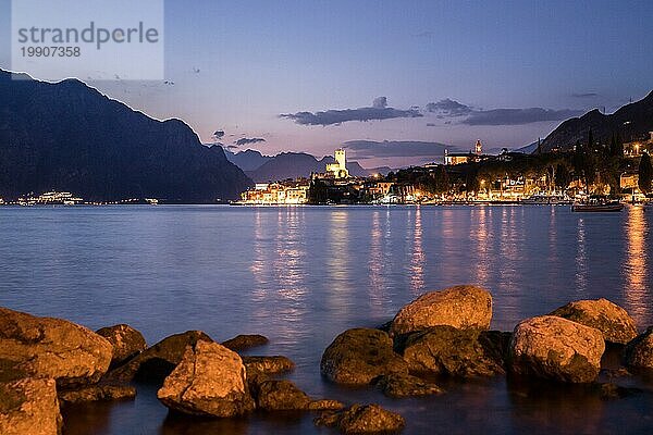 Schöne Nachtlandschaft mit niedlichem kleinen Dorf  Gardasee  Italien. Steine im Vordergrund