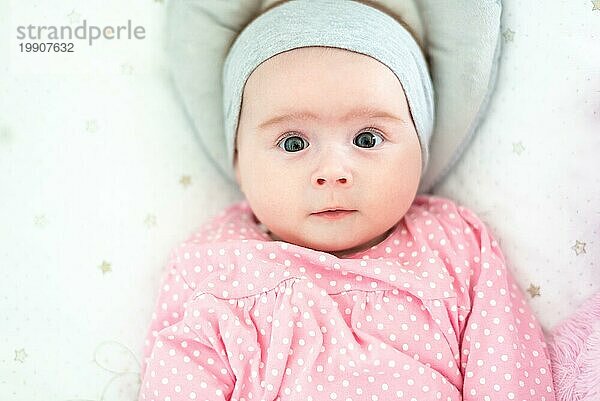 Close up Porträt eines schönen Babys auf hellem Hintergrund. Neu geboren Konzept