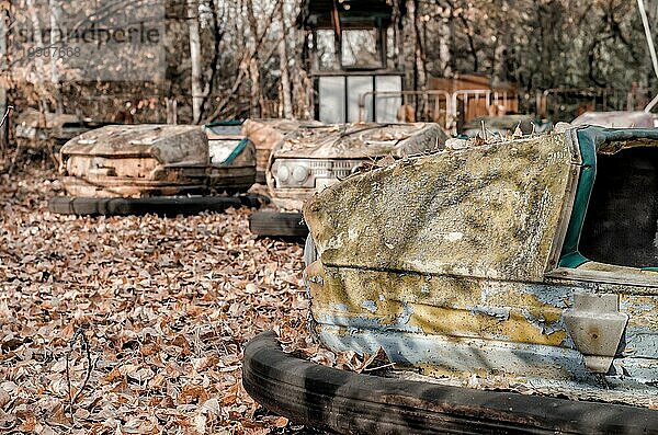 Autos und niemand in einem verlassenen Vergnügungspark in der Nähe von Tschernobyl Ukraine