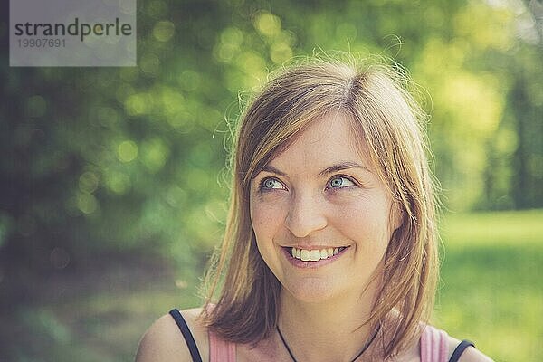 Porträt eines schönen Mädchens  blondes Haar  Sommerzeit