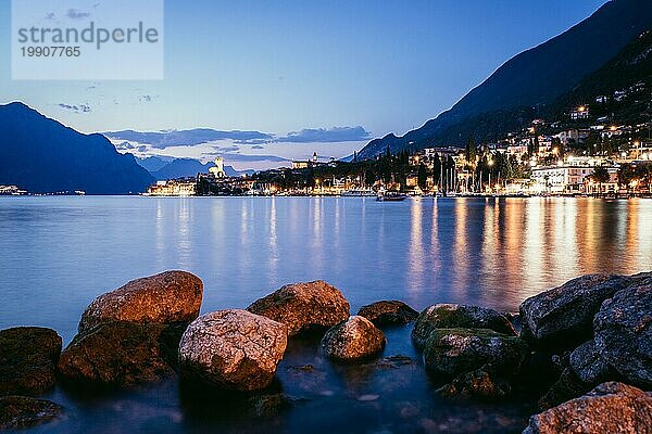 Schöne Nachtlandschaft mit niedlichem kleinen Dorf  Gardasee  Italien. Steine im Vordergrund