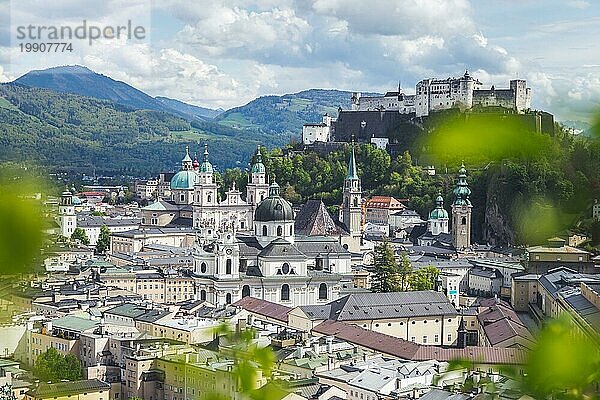 Idyllisches Stadtpanorama von Salzburg im Sommer