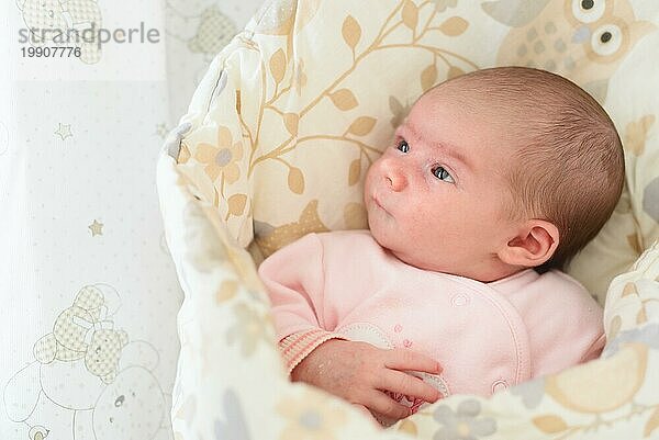 Neugeborenes Baby in Decke. Nettes kleines Mädchen eine Woche alt machen lustiges Gesicht Ausdrücke. Adorable liegen auf der Seite mit Decke bedeckt. Keine Retusche  neugeborene trockene Haut