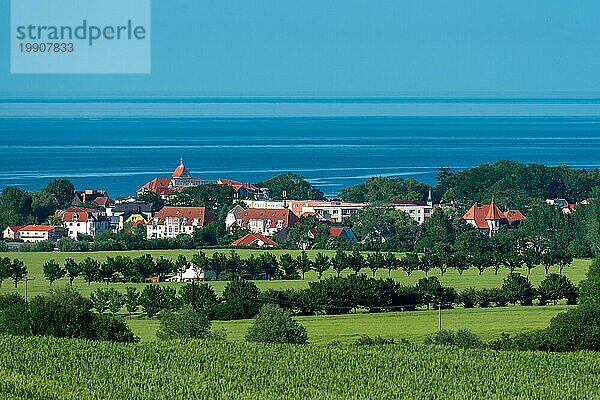 Kühlungsborn West von Bastorf aus gesehen mit Feldern im Vordergrund und dem Meer im Hintergrund