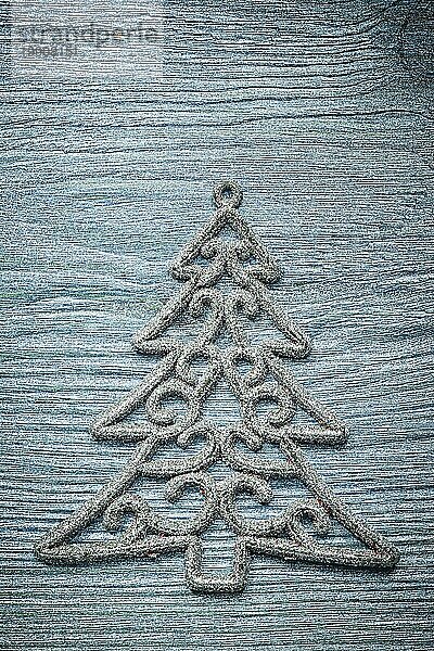 Silberne Weihnachtsbaumdekoration auf Holzbrett Draufsicht Ferienkonzept