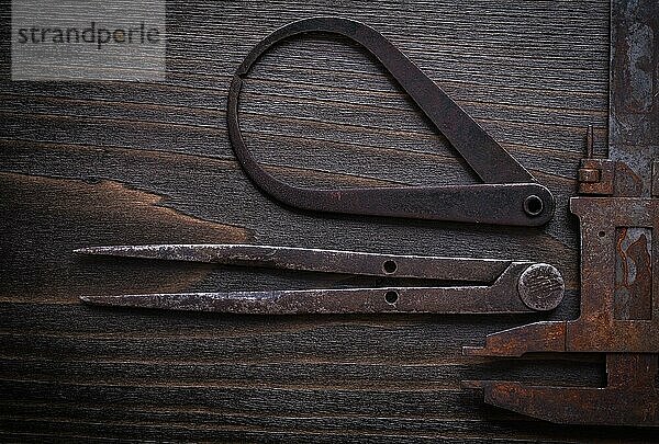 Rough trammel calipers on vintage wood board Draufsicht Bild