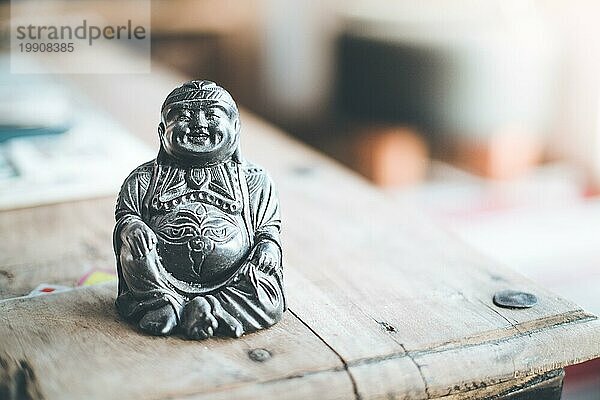 Feng Shui: Buddhastatue auf einem Tisch im eigenen Wohnzimmer