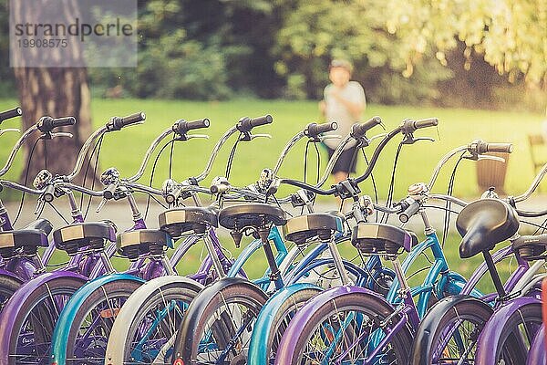 Reihe von Fahrrädern im Verleih  städtische Mobilität