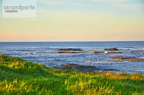 Der Kilkee Cliff Walk ist eine landschaftlich reizvolle  2 bis 3 Stunden dauernde (8 km)  mittelschwere Rundwanderung entlang der Kilkee Cliffs  die am Diamond Rocks Café  Pollock Holes Parkplatz  beginnt