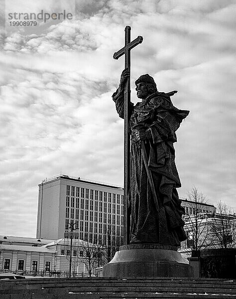 Ein Schwarzweißbild des Denkmals für Fürst Wladimir