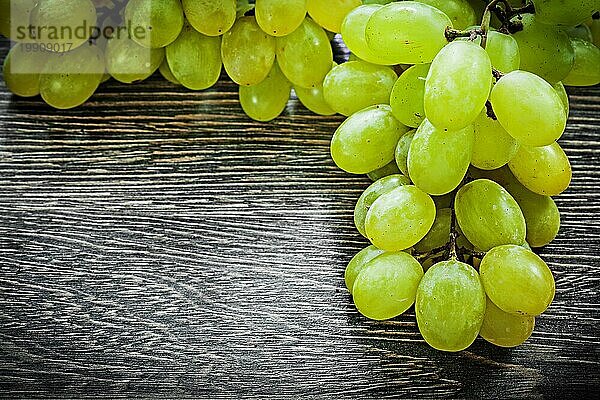 Weiße Weintrauben auf Holzbrett Draufsicht