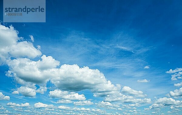 Schöner Himmel mit (Kumulus) Wolken