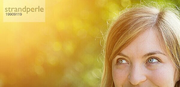 Ausschnitt Porträt von schönen Mädchen  blonde Haare und blaue Augen  Sommerzeit