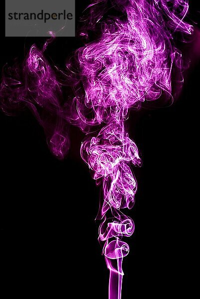 Violetter Symbolbild geformter Rauch vor schwarzem Hintergrund. Abstrakter Hintergrund. Selektiver Fokus