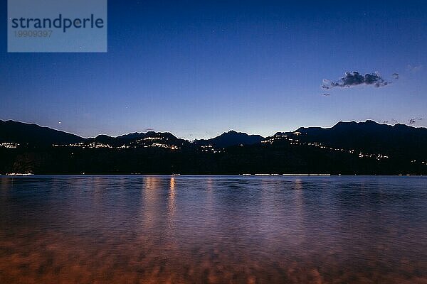 Schöne Nachtlandschaft am Gardasee. See  Wasser und Berge