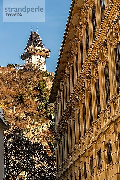 Österreich  20.01.2019: Blick auf den Uhrenturm von der Straße bei der Treppe über den Hügel. Touristisches Ziel  Europa