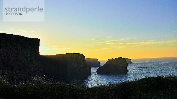 Der Kilkee Cliff Walk ist eine landschaftlich reizvolle  2 bis 3 Stunden dauernde (8 km)  mittelschwere Rundwanderung entlang der Kilkee Cliffs  die am Diamond Rocks Café  Pollock Holes Parkplatz  beginnt