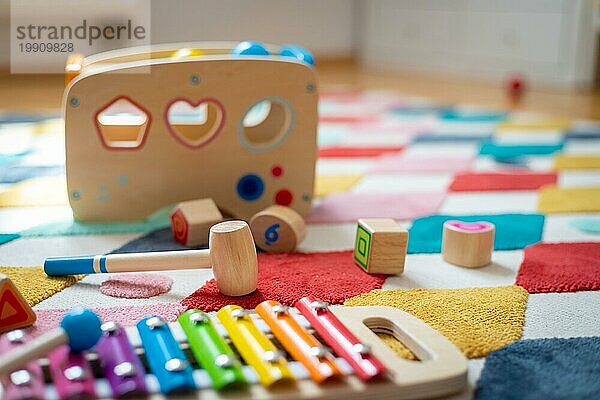 Junges Kind Spielzeug Konzept: Close up von stilvollen hölzernen Kleinkind Spielzeug im Kinderzimmer