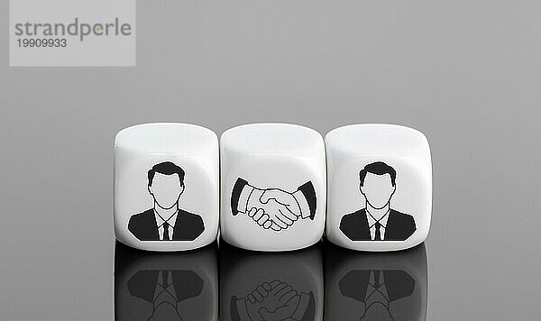 Vereinbarung  Partnerschaft oder Geschäft Konzept. Geschäftsmann Symbol und Handshake Symbol auf weißen Blöcken. Kopieren Raum