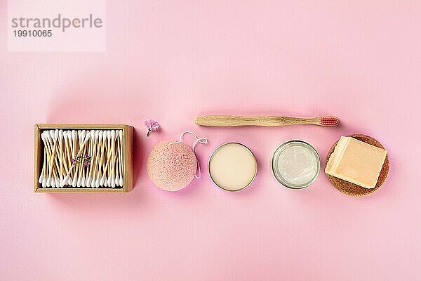 Plastikfreie  abfallfreie Kosmetika  flach gelegt auf einem rosa Hintergrund. Bambuszahnbürste Wattestäbchen  Konjac Schwamm  natürliche Bio Produkte mit Copyspace