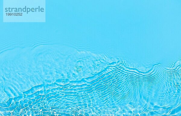 Blaue abstrakte Hintergrundtextur mit Wasserkräuseln und Wellen. Raum kopieren. Ansicht von oben