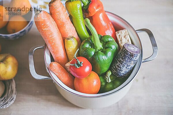 Nahaufnahme von gesundem Gemüse in der Küche  Draufsicht