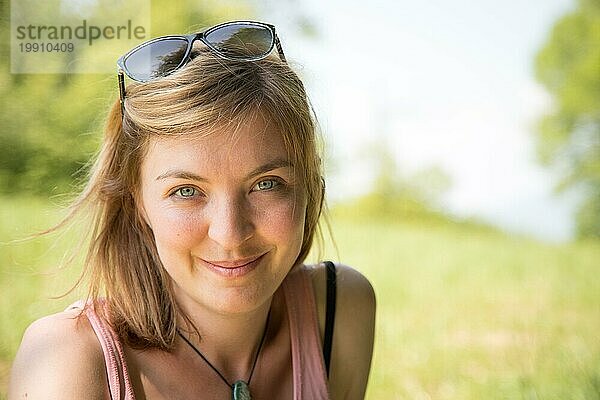 Porträt eines schönen Mädchens  blondes Haar  Sommerzeit