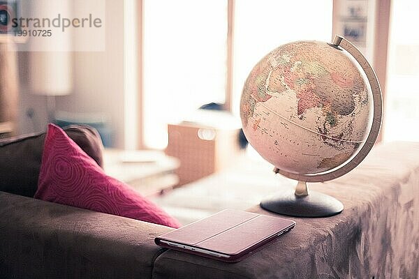 Planung der nächsten Reise: Globus im Wohnzimmer  niemand