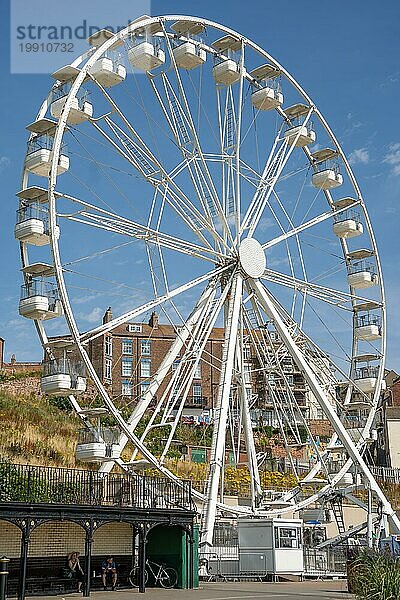 SCARBOROUGH  NORTH YORKSHIRE  UK  18. JULI: Blick auf das Riesenrad in Scarborough  North Yorkshire  am 18. Juli 2022. Zwei nicht identifizierte Personen