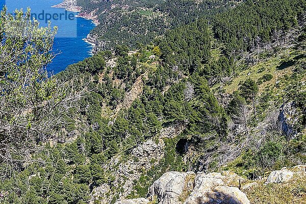 Landschaftlicher Blick auf die Küste im Norden Mallorcas zwischen Bayalbufar und Andratx