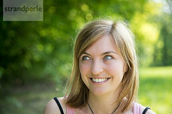 Porträt eines schönen Mädchens  blondes Haar  Sommerzeit