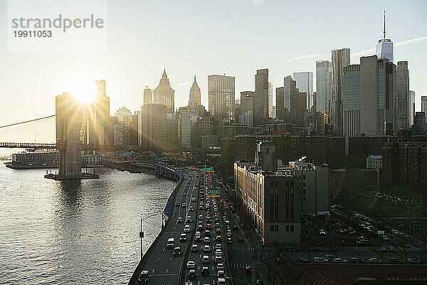 Sonnenuntergang über Wolkenkratzern in der Nähe der Brooklyn Bridge in New York City