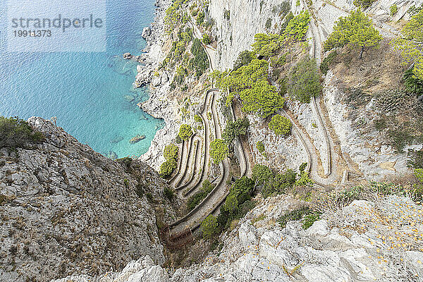 Italien  Kampanien  Neapel  kurvenreiche Straße von der Klippe der Insel Capri aus gesehen
