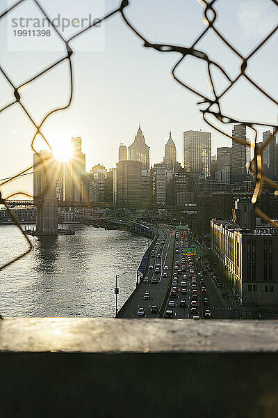 Städtische Skyline von der Manhattan Bridge bei Sonnenuntergang in New York City
