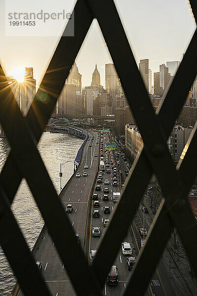 Innenstadt von Manhattan Bridge bei Sonnenuntergang