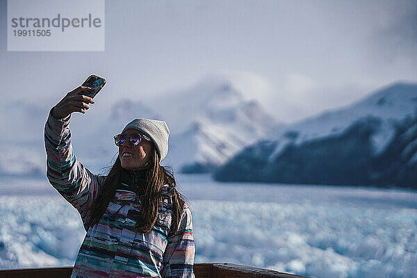 Frau macht ein Selfie im Nationalpark Los Glaciares in Argentinien